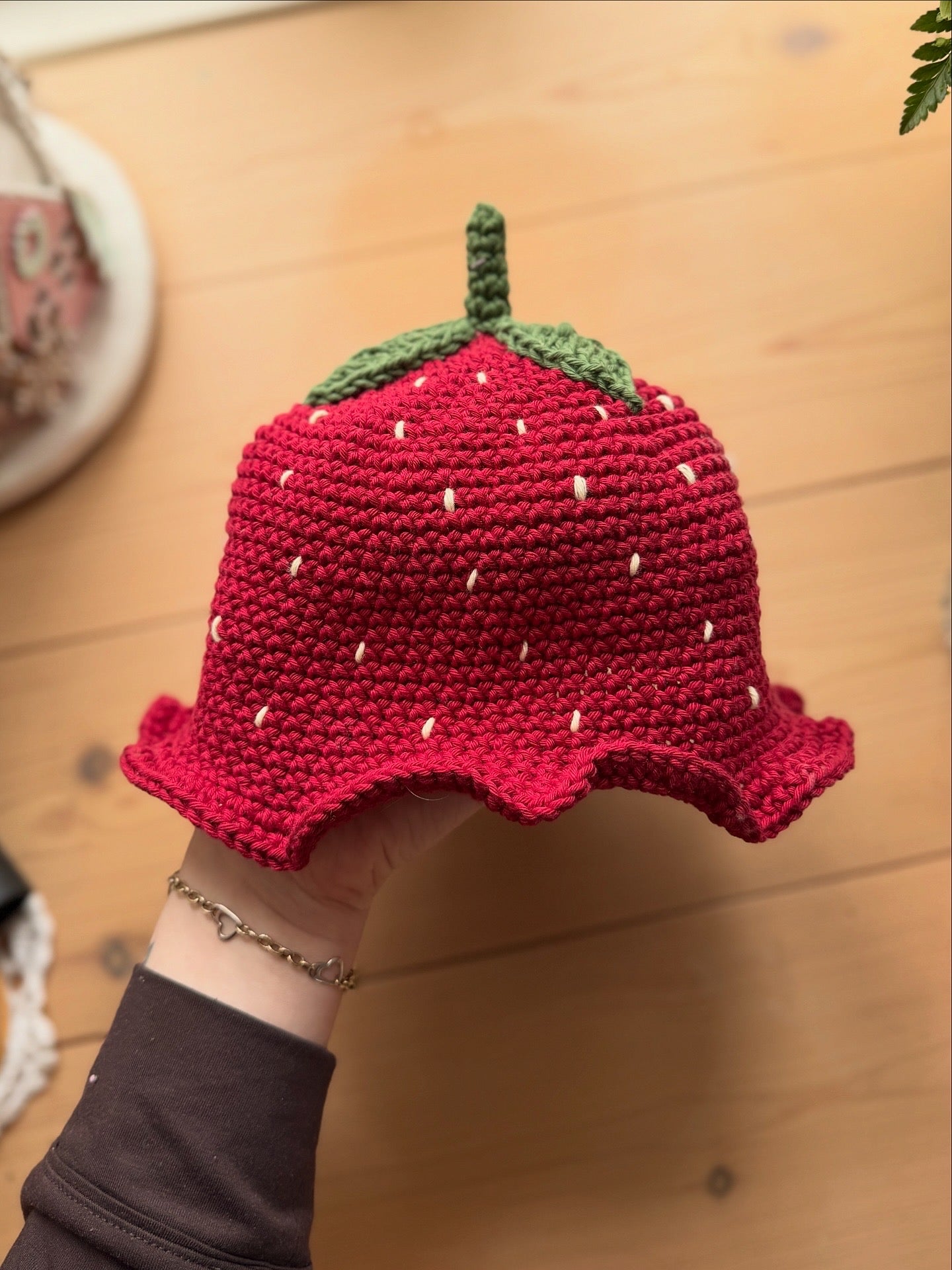 Hækleopskrift - Jordbær bøllehat